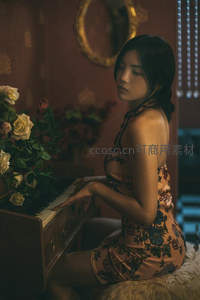 旗袍女子抚琴玫瑰相伴