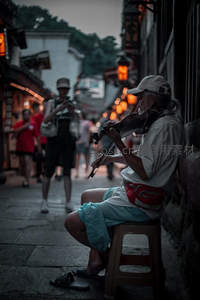 古街巷口拉小提琴的老艺人