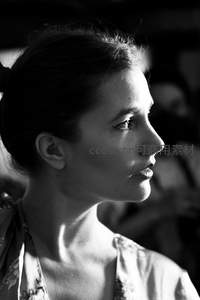 逆光下的侧颜，发丝与光影的诗篇