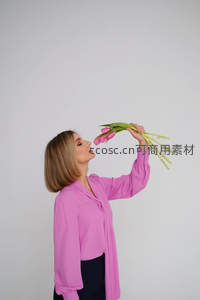 粉色衣裙轻嗅郁金香，春日芬芳时刻