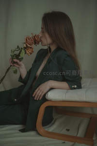 绿衣女子亲吻枯萎玫瑰，静谧时光