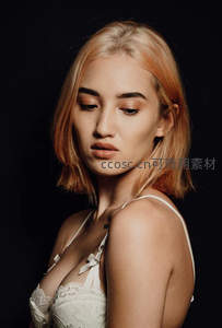 金发女子闭目沉思，蕾丝内衣优雅特写