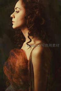 卷发女子侧颜如画，复古纱裙光影迷人