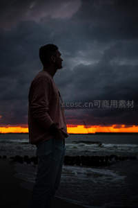 海边剪影男子眺望日落云霞