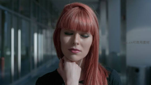 粉发女子闭目沉思现代走廊