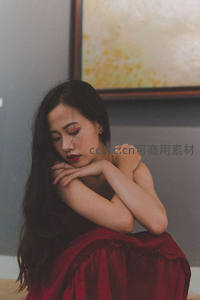红裙女子抱臂沉思
