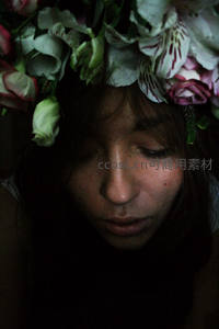 花环少女闭目沉思，光影温柔如梦