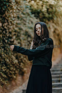 黑衣女子林间伸展