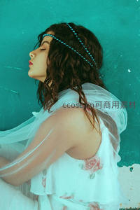 蓝墙前白衣少女，头戴珠链侧颜如画