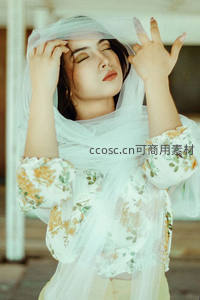 白纱轻覆少女闭眼比耶姿态甜美