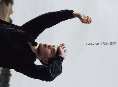 仰望天空的沉思者，黑色衣衫与云影相融