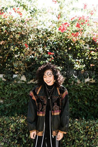 花丛中微笑的卷发女子