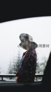 车窗雨幕中女子沉思侧影