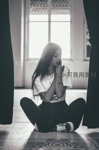 黑白光影中静坐沉思的少女身影