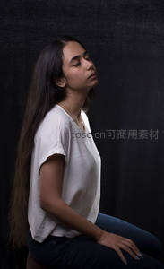 侧脸闭目沉静的白衣女子展现安宁神态