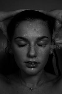 黑白光影下的宁静水滴美人