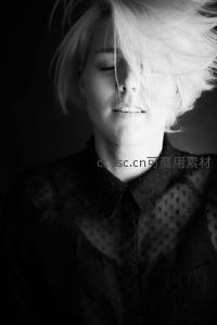 黑白光影中的宁静瞬间