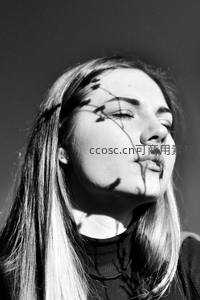 树影斑驳的脸庞