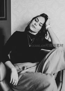 沙发上的慵懒午后