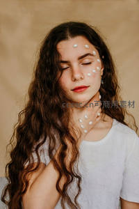 珍珠点缀少女梦幻妆容