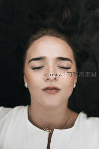 闭目养神的宁静少女特写