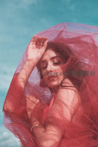 红纱轻舞碧水边的梦幻美人