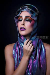 炫彩未来风妆容与科技感头巾