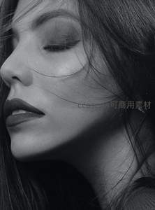 闭目沉思的优雅女性侧颜