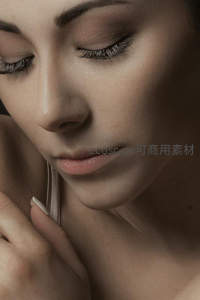 温柔闭眼的女性面部微距