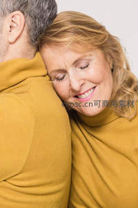 相拥微笑的老年夫妻温馨瞬间