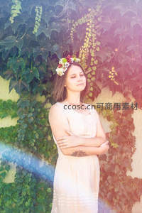 花环少女闭目享受阳光与绿意