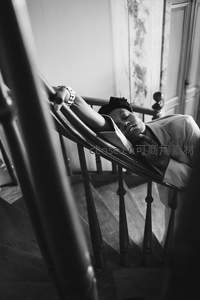 黑白光影中楼梯上的优雅休憩
