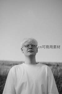 白发青年闭目伫立旷野之中