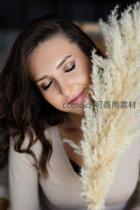 柔美女子与蒲苇的静谧瞬间