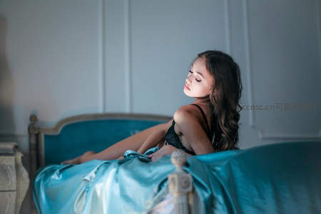 蓝调卧室中的优雅沉思女子