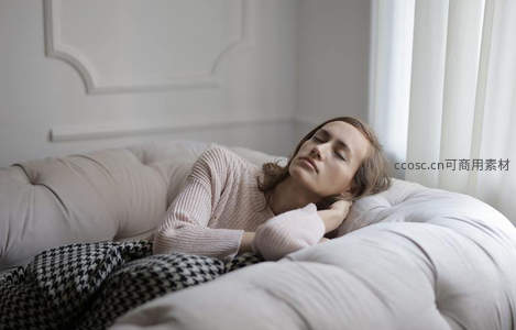 女子在柔软沙发上安睡享受宁静时光
