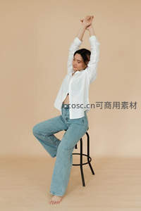 简约风女子坐凳伸展舒缓身心