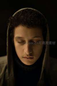 暗影中的沉静少年，帽衫包裹思绪万千