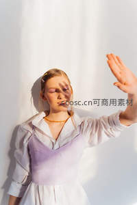 少女在柔光中轻抬手掌微笑