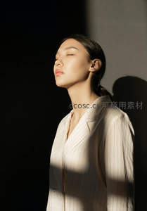 侧脸女子沐浴在斜射阳光里