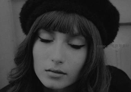 黑白光影下的优雅女性侧颜