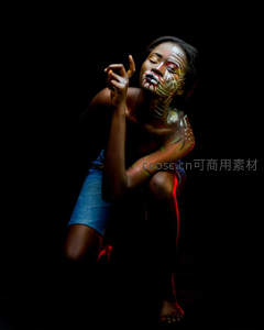 神秘彩绘女子黑暗中沉思姿态