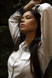 林间女子仰首闭目深呼吸