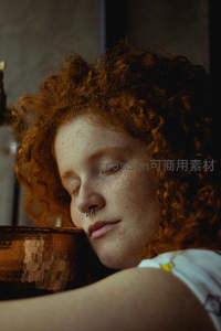 红发少女侧卧沉睡特写