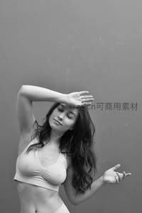 黑白光影中的优雅女性，姿态舒展如舞