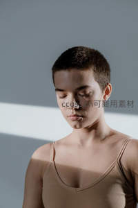 短发青年低头沉思光影交错