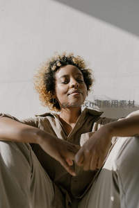 阳光洒落墙角惬意休憩的她