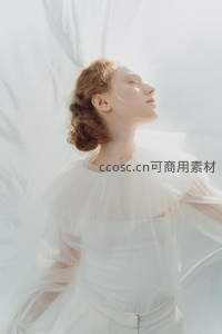 白纱轻舞女子仰面沐浴柔光时刻