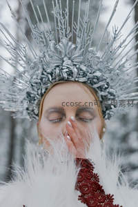 银冠女神雪林闭目祈祷圣洁瞬间