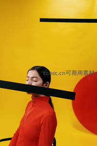 红衣女子闭目沉思几何背景衬托